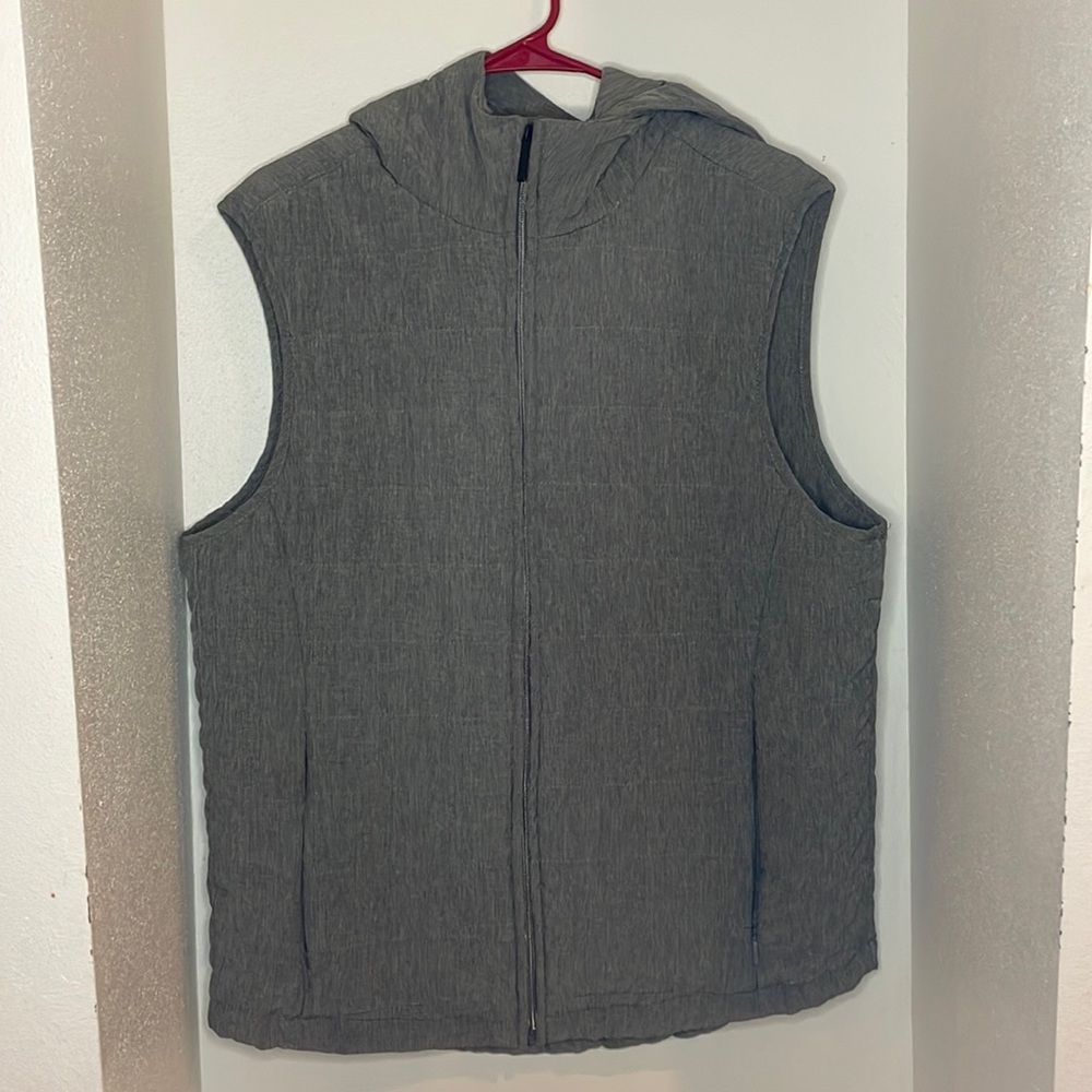 Men’s gray hooded Perry Ellis vest